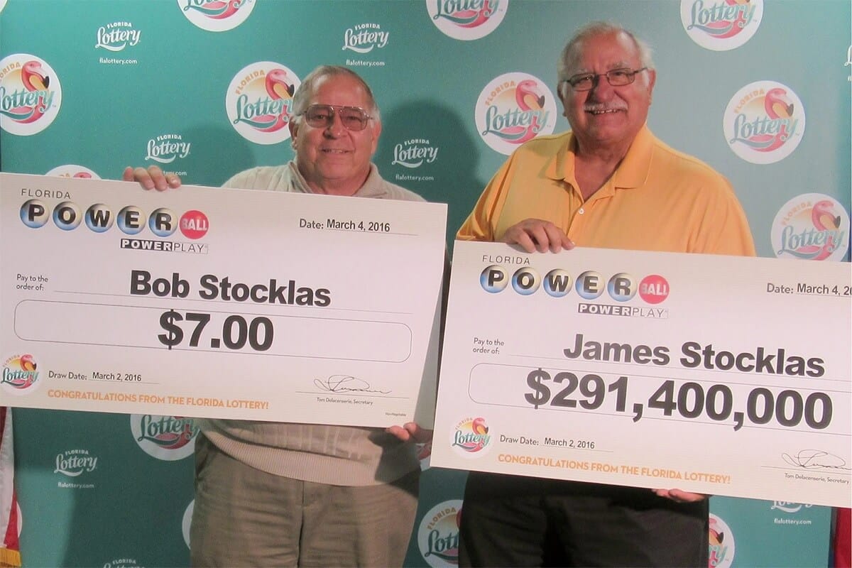 James a Bob Stocklasovi - výherci loterie Powerball