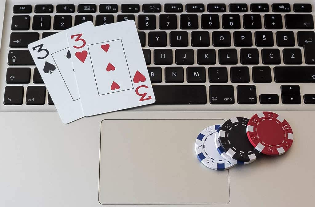Online poker vs. živý poker